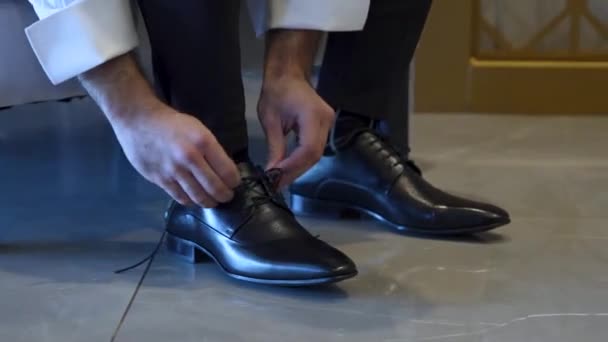 Человек Завязывает Шнурки Ботинках Молодой Элегантный Мужчина Надевает Обувь — стоковое видео