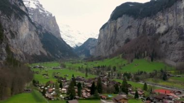 Hava, İsviçre 'de Lauterbrunnen, gündoğumunda Staubbach şelalesiyle ünlü İsviçre Alp Köyü manzarası, Lauterbrunnen Vadisi' nin hava manzarası. Yüksek kalite 4k görüntü
