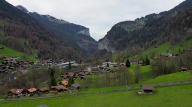 Hava, İsviçre 'de Lauterbrunnen, gündoğumunda Staubbach şelalesiyle ünlü İsviçre Alp Köyü manzarası, Lauterbrunnen Vadisi' nin hava manzarası. Yüksek kalite 4k görüntü