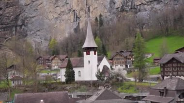 Hava, İsviçre 'de Lauterbrunnen, gündoğumunda Staubbach şelalesiyle ünlü İsviçre Alp Köyü manzarası, Lauterbrunnen Vadisi' nin hava manzarası. Yüksek kalite 4k görüntü