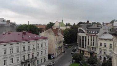 Ukrayna, Lviv 'in Tarihi Şehir Merkezinin Hava Çekimi. 4K.