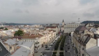 Ukrayna, Lviv 'in Tarihi Şehir Merkezinin Hava Çekimi. 4K.