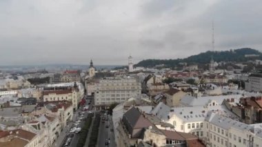 Ukrayna, Lviv 'in Tarihi Şehir Merkezinin Hava Çekimi. 4K.