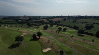 Golf arabalarının hava aracı görüntüsü..