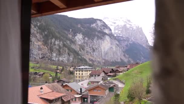 Flygfoto Lauterbrunnen Schweiz Berömt Schweiziskt Alpint Bylandskap Med Staubbach Vattenfall — Stockvideo