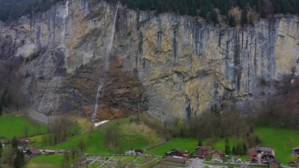 Letecký Lauterbrunnen Švýcarsku Proslulá Švýcarská Alpská Krajina Vodopádem Staubbach Při — Stock video