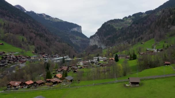 Flygfoto Lauterbrunnen Schweiz Berömt Schweiziskt Alpint Bylandskap Med Staubbach Vattenfall — Stockvideo