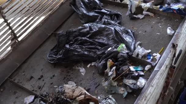 Arbeiter Auf Dem Förderband Der Abfallaufbereitungsanlage Ukraine — Stockvideo