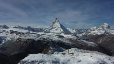 Matterhorn Dağı ve kışın Gornergrat Treni. İsviçre Alpleri. İsviçre. Hava Görünümü.