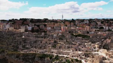 Matera, İtalya. Şehrin eski kısmı kayanın içine oyulmuştur. Yaz günü, Hava Görüntüsü.
