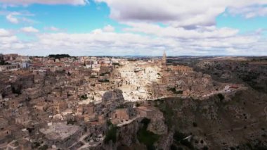 Matera, İtalya. Şehrin eski kısmı kayanın içine oyulmuştur. Yaz günü, Hava Görüntüsü.