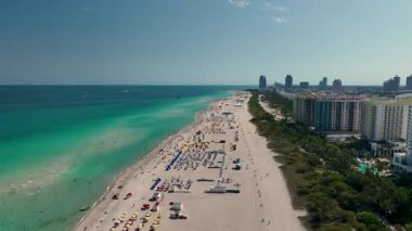 Güney Sahili 'ndeki altın kumların ve yumuşak dalgaların havadan görünüşü. Ritz-Carlton da arka planda. Yukarıdan gelen lüks ve sükunetin mükemmel bir karışımı..