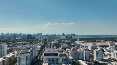 Güney Sahili 'ndeki altın kumların ve yumuşak dalgaların havadan görünüşü. Ritz-Carlton da arka planda. Yukarıdan gelen lüks ve sükunetin mükemmel bir karışımı..