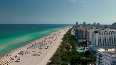 Güney Sahili 'ndeki altın kumların ve yumuşak dalgaların havadan görünüşü. Ritz-Carlton da arka planda. Yukarıdan gelen lüks ve sükunetin mükemmel bir karışımı..