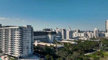 Güney Sahili 'ndeki altın kumların ve yumuşak dalgaların havadan görünüşü. Ritz-Carlton da arka planda. Yukarıdan gelen lüks ve sükunetin mükemmel bir karışımı..