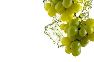 Beyaz arka planda bir bardaktaki üzümler