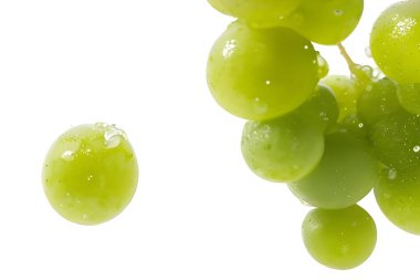 Beyaz arkaplanda izole edilmiş yeşil üzümler