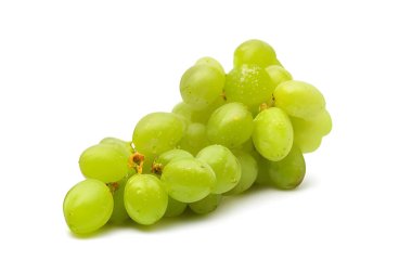 Beyaz arkaplanda izole edilmiş yeşil üzümler