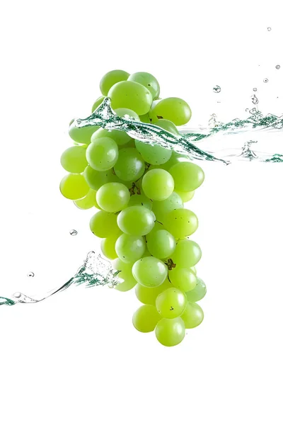 Grüne Trauben Wasser Isoliert Auf Weißem Hintergrund — Stockfoto