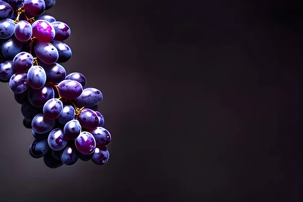 Siyah arkaplanda üzümler.