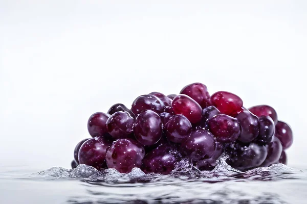 Beyaz arka planda taze üzümler