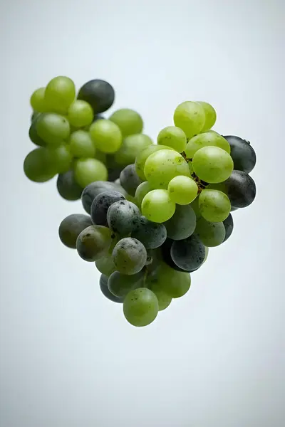 Beyaz arkaplanda bir demet üzüm