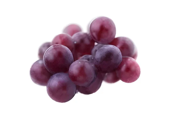 Beyaz arkaplanda izole edilmiş üzümler