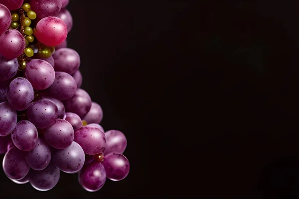 Siyah arkaplanda üzümler.
