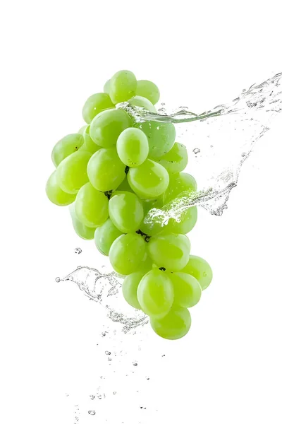 Frische Grüne Trauben Wasser Isoliert Auf Weißem Hintergrund — Stockfoto