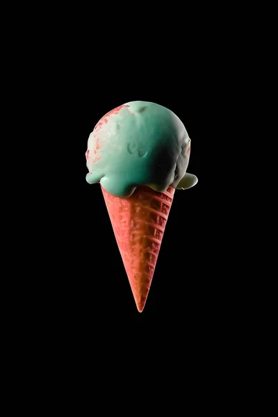 Παγωτό Βανίλια Χωνάκι Και Φράουλα Μαύρο Απομονωμένο Σκούρο Μπλε Φόντο — Φωτογραφία Αρχείου