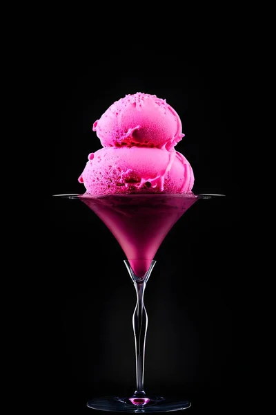 Siyah arka planda bir bardakta dondurma.