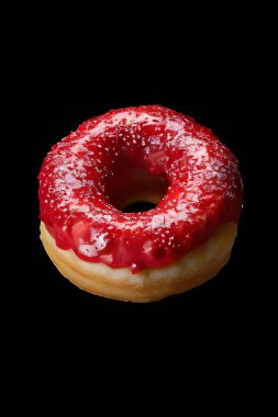 Siyah arkaplanda kırmızı jöleli donut izole edildi