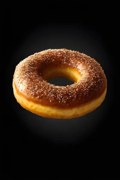 Donut Com Esmalte Chocolate Sobre Fundo Preto — Fotografia de Stock