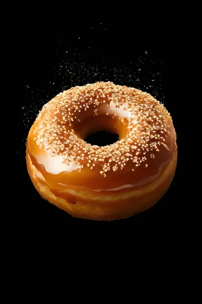 Donut Mit Schokoladenglasur Auf Schwarzem Hintergrund — Stockfoto