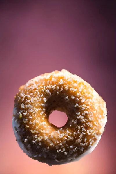 Donut Com Esmalte Chocolate Fundo Preto — Fotografia de Stock