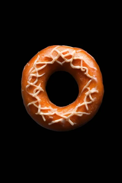 Siyah arka planda izole edilmiş çikolatalı donut.