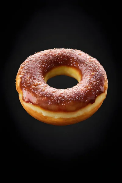 Donut Mit Puderzucker Auf Schwarzem Hintergrund — Stockfoto