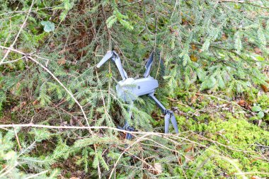 Kontrolsüz kuadkopter uçtu ve ormandaki dallara takıldı..