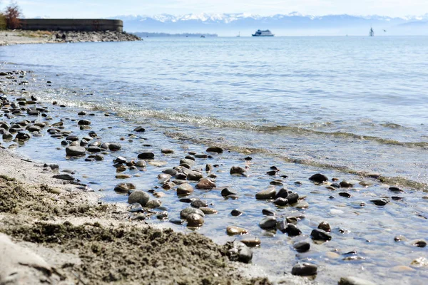 湖の岸にはぬれた石がいくつかある — ストック写真