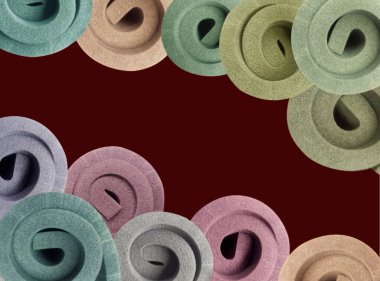 Koyu kahverengi arka planda renkli köpük süngerleri toplanmış ve istiflenmiş. kopyalama alanı olan yaratıcı sünger köpüğü