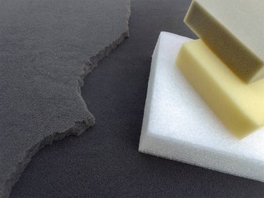 Gri, krema ve beyaz kare sünger köpüklü siyah köpük.