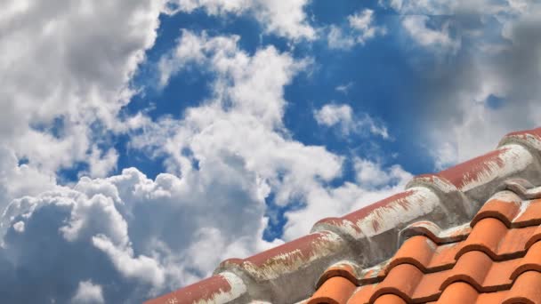粘土瓦の屋根 日中は澄んだ空の背景を持つ茶色がかった黄色の新しい家の建物のトップカバー 劇的な雲の動き — ストック動画