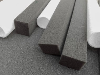 Kare ve yuvarlak siyah ve beyaz sünger köpüğü parçaları