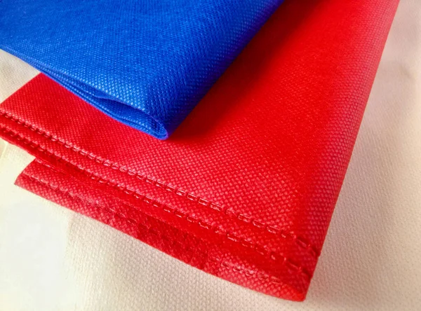 Hromada Modré Červené Smetanové Netkané Polypropylenové Textilie Přehozy — Stock fotografie