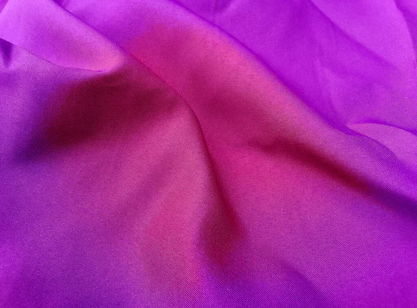 赤いシミ効果のある紫色の布の表面の質感 しわの多い波状の退色した生地 — ストック写真