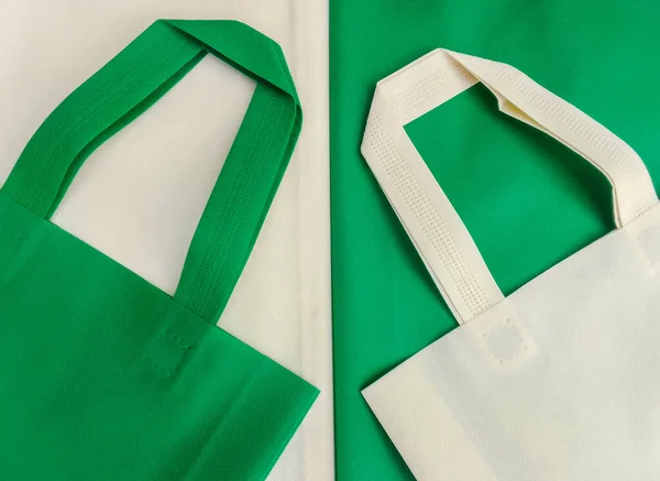 Weiße Und Grüne Tragetasche Aus Vlies Vlies Pastellfarben Polypropylen — Stockfoto