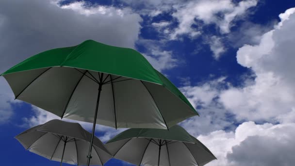 Trzy Zielone Srebrne Parasole Przezroczystym Niebem Poruszające Się Białe Chmury — Wideo stockowe