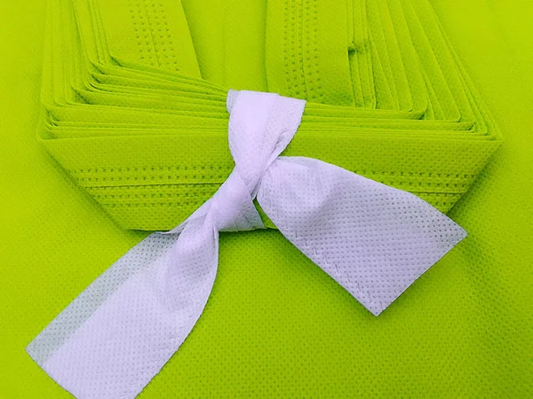 Hromada Světle Zelených Porézních Tašek Netkaných Textilních Materiálů Svázaný Bílým — Stock fotografie