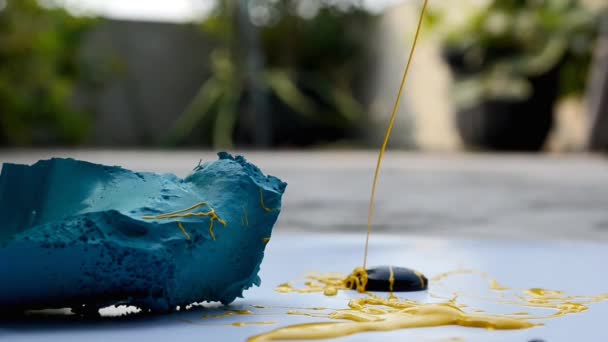 Déversements Éclaboussures Peinture Épaisse Bleue Jaune Noire Extérieur — Video