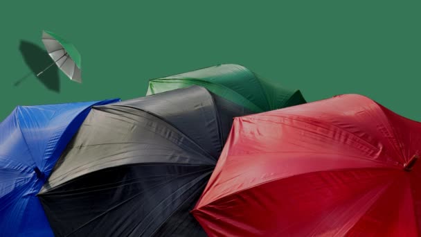 Yüzen Uçan Bir Şemsiye Önünde Renkli Şemsiyeler Olan Bir Kalabalık — Stok video